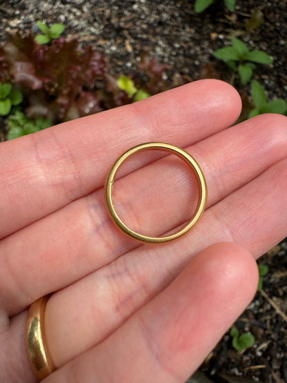 Vintage 22ct yellow gold band, 2mm wide (K.5/5.5)