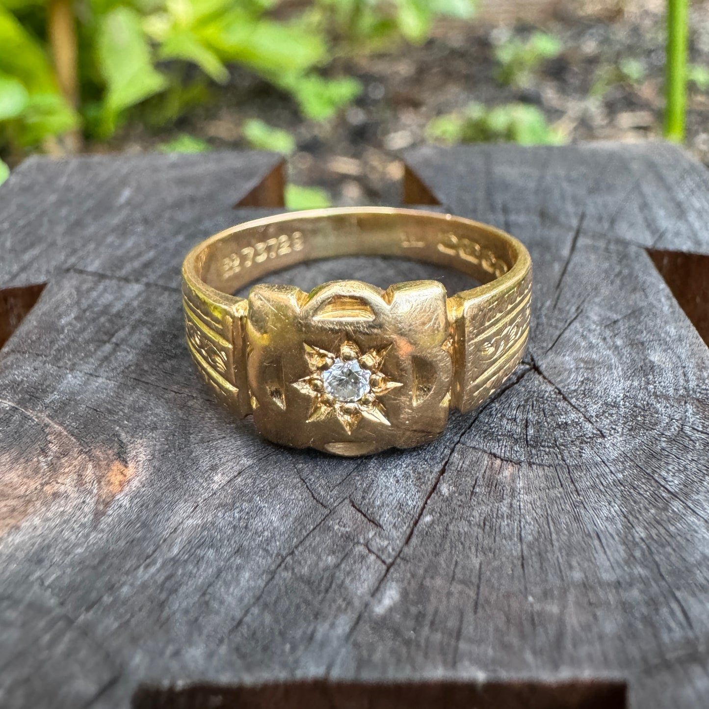 Vintage 18ct yellow gold diamond scalloped gypsy ring