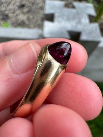 Vintage 14ct yellow gold garnet sugarloaf cabochon ring