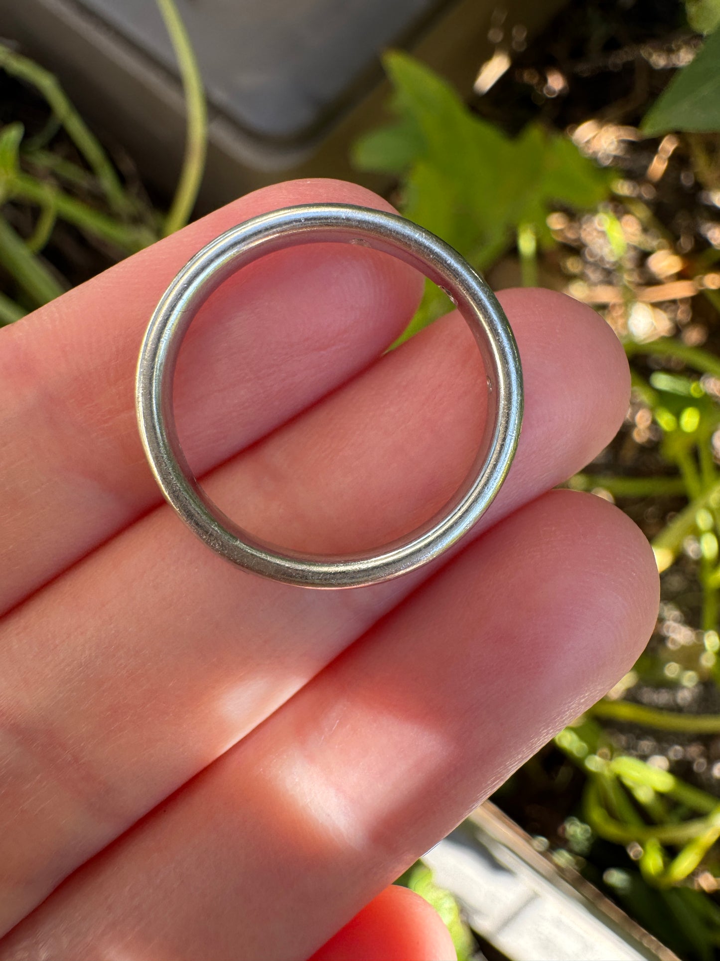 Vintage platinum three stone round brilliant cut diamond gypsy ring