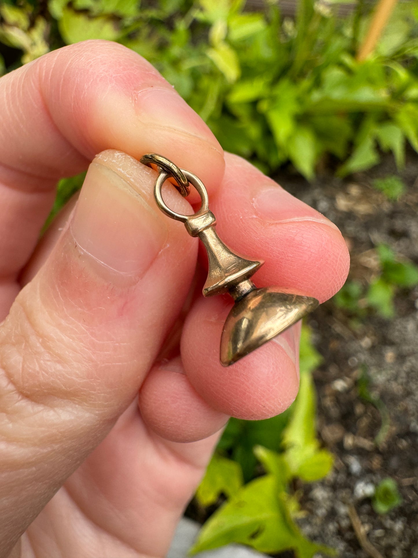 Vintage 9ct rosy yellow gold onyx fish intaglio seal charm