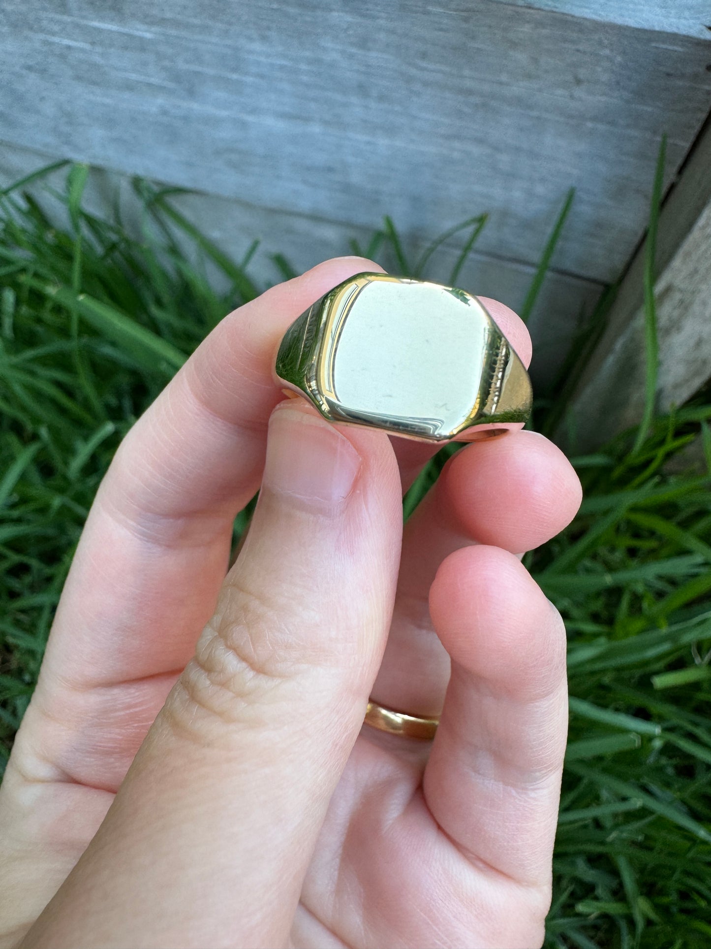 Vintage 9ct yellow gold square face signet ring
