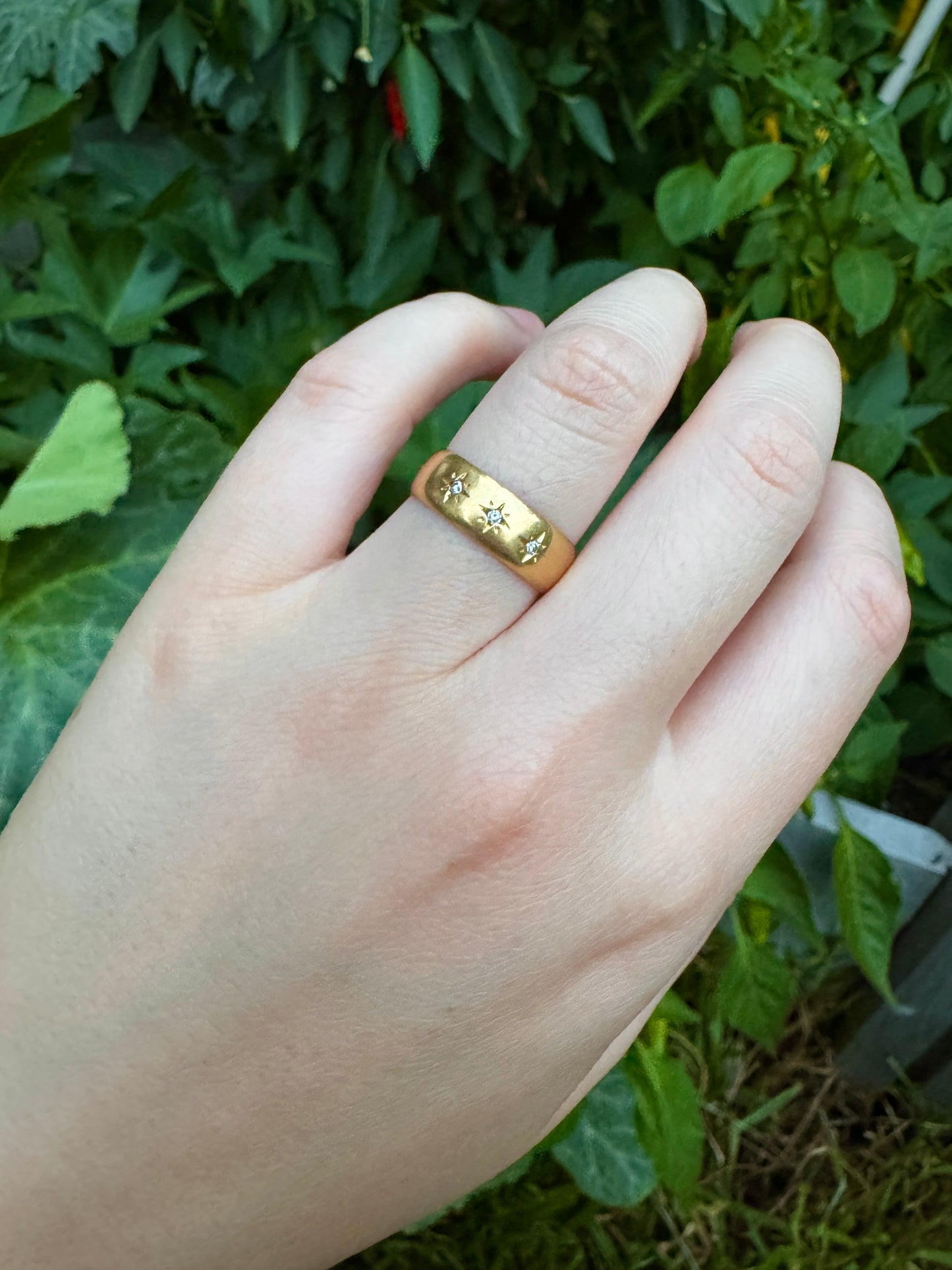 Vintage 18ct yellow gold three stone single cut diamond starset gypsy ring