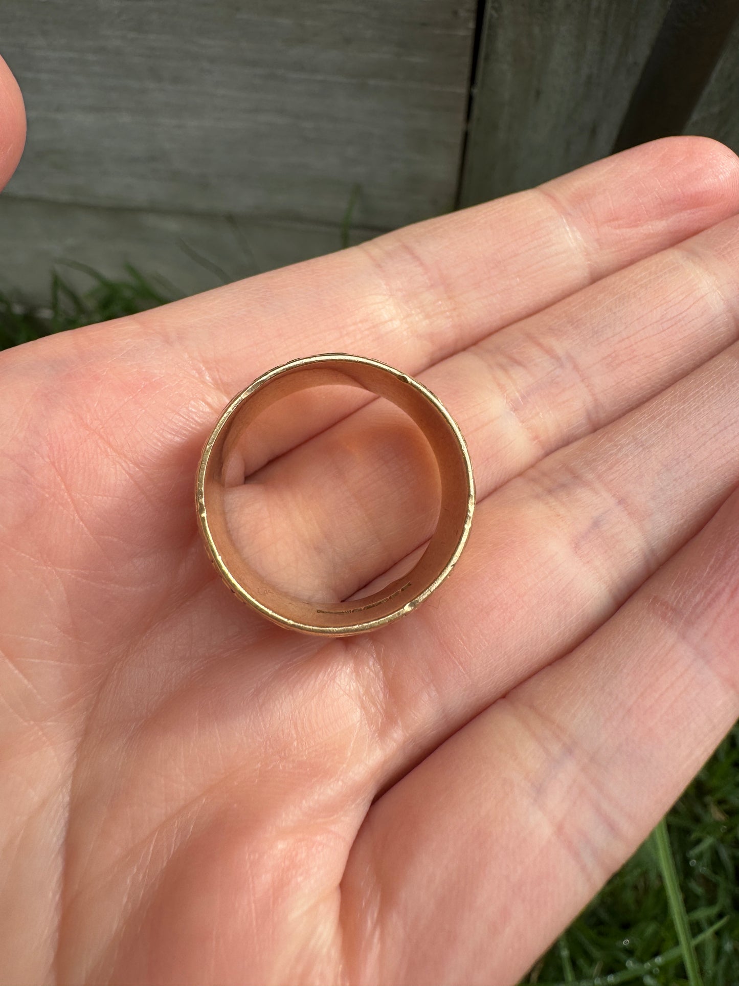 Vintage 9ct rosy yellow gold floral cigar band, 10.5mm wide