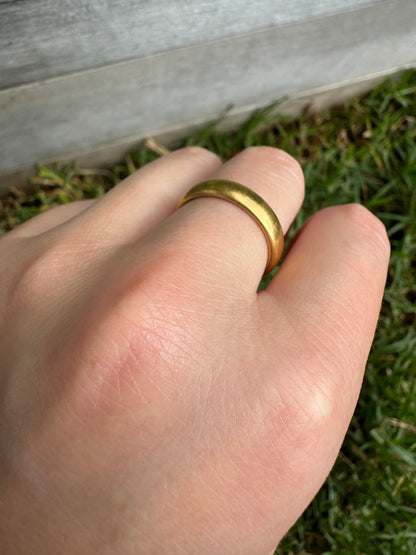 Antique Victorian 22ct yellow gold band, 4.25mm wide