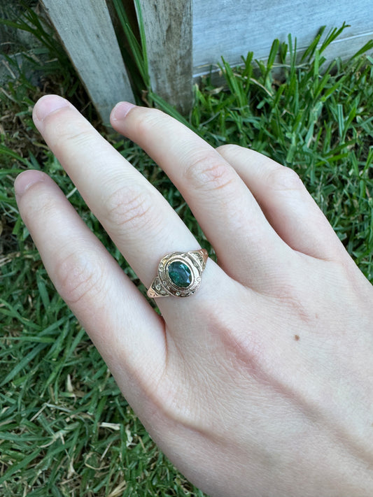 Vintage 18ct rosy yellow gold bezel set green spinel solitaire ring