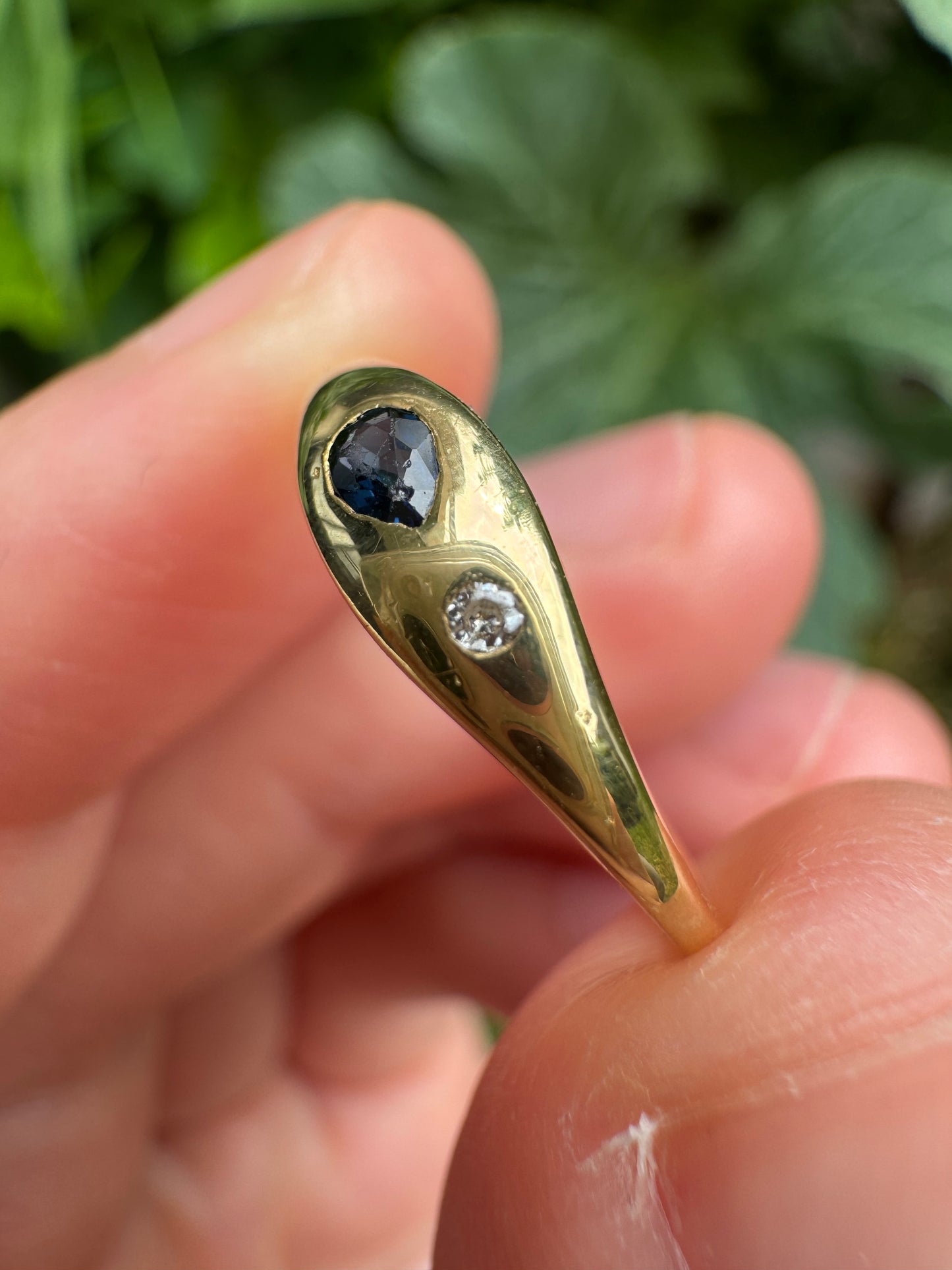 Vintage 18ct yellow gold pear cut sapphire and old European cut diamond gypsy ring