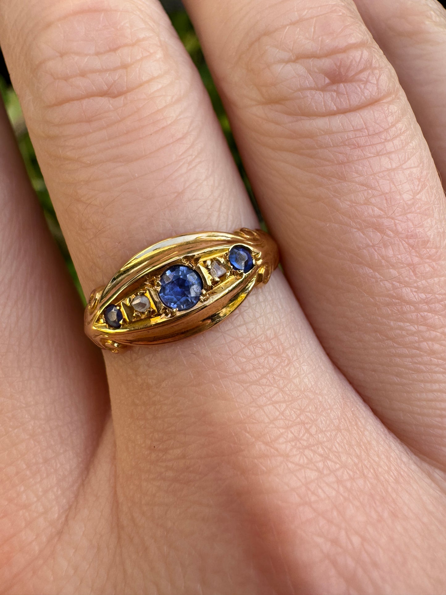 Antique Edwardian 18ct yellow gold 0.25ct TCW sapphire and rose cut diamond scalloped boat ring