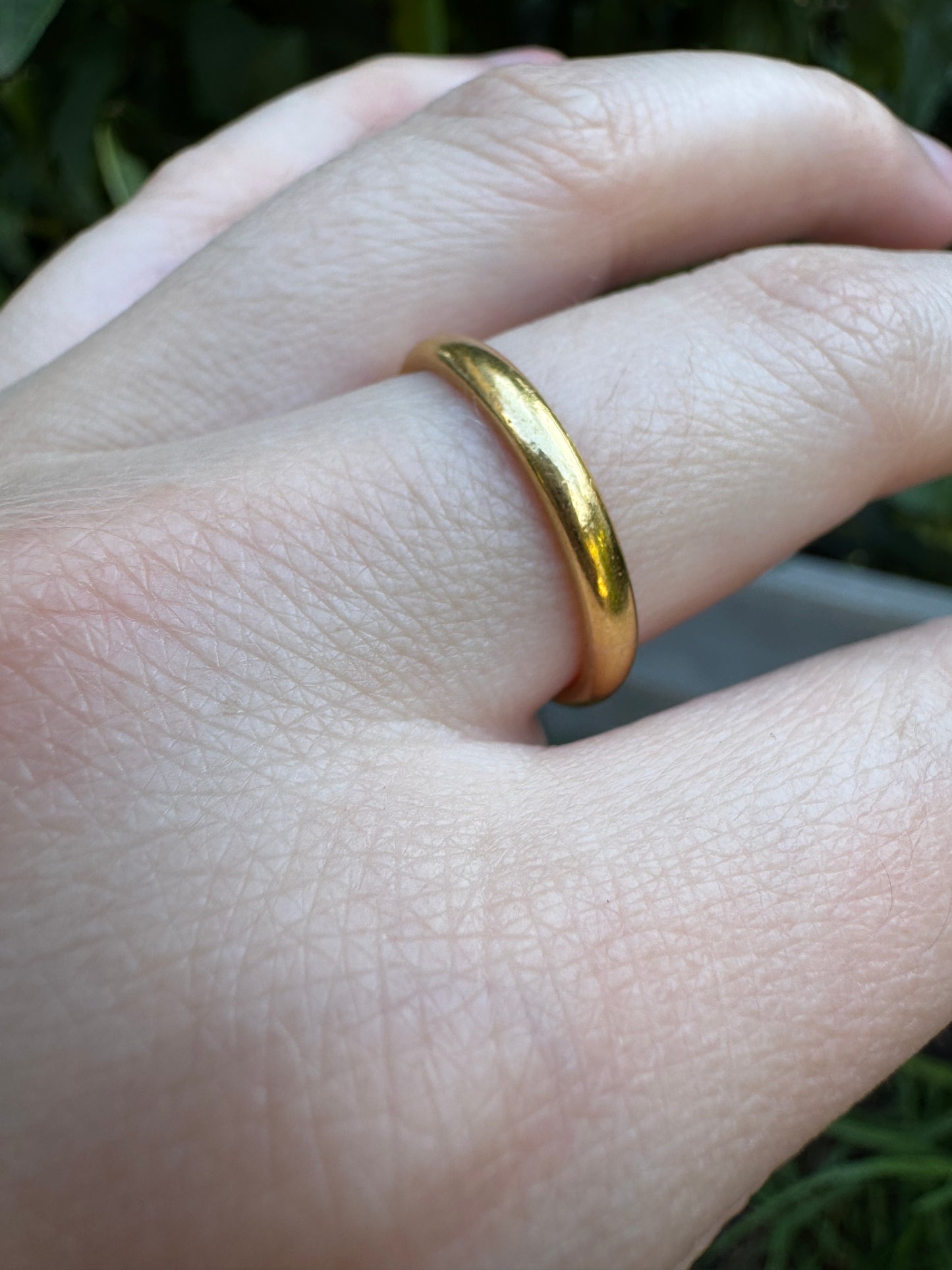 Vintage English 22ct yellow gold band, 2.7mm wide