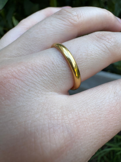Vintage English 22ct yellow gold band, 2.7mm wide