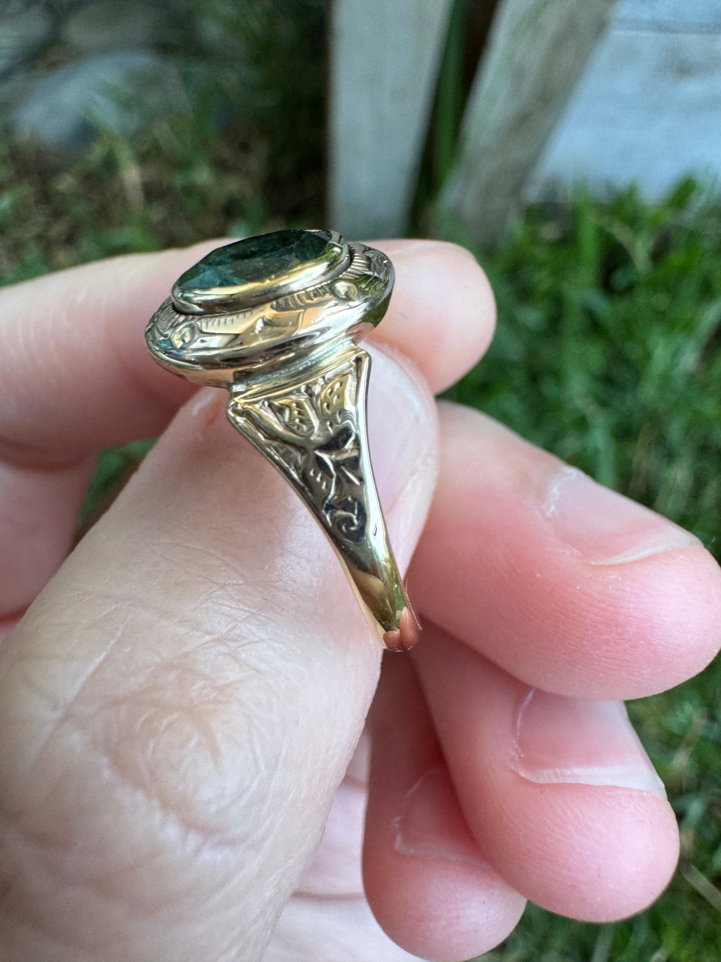 Vintage 18ct rosy yellow gold bezel set green spinel solitaire ring
