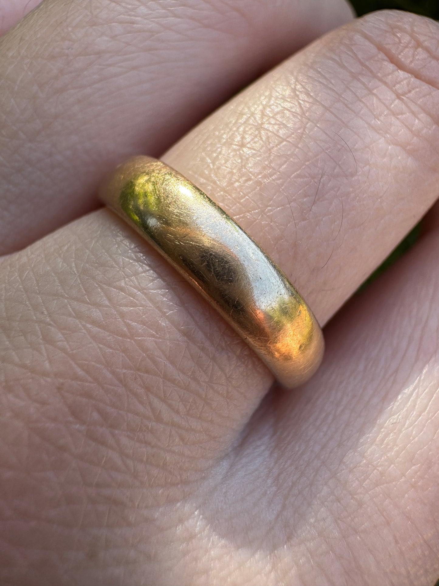 Antique Australian 15ct yellow gold band, 4.5mm wide
