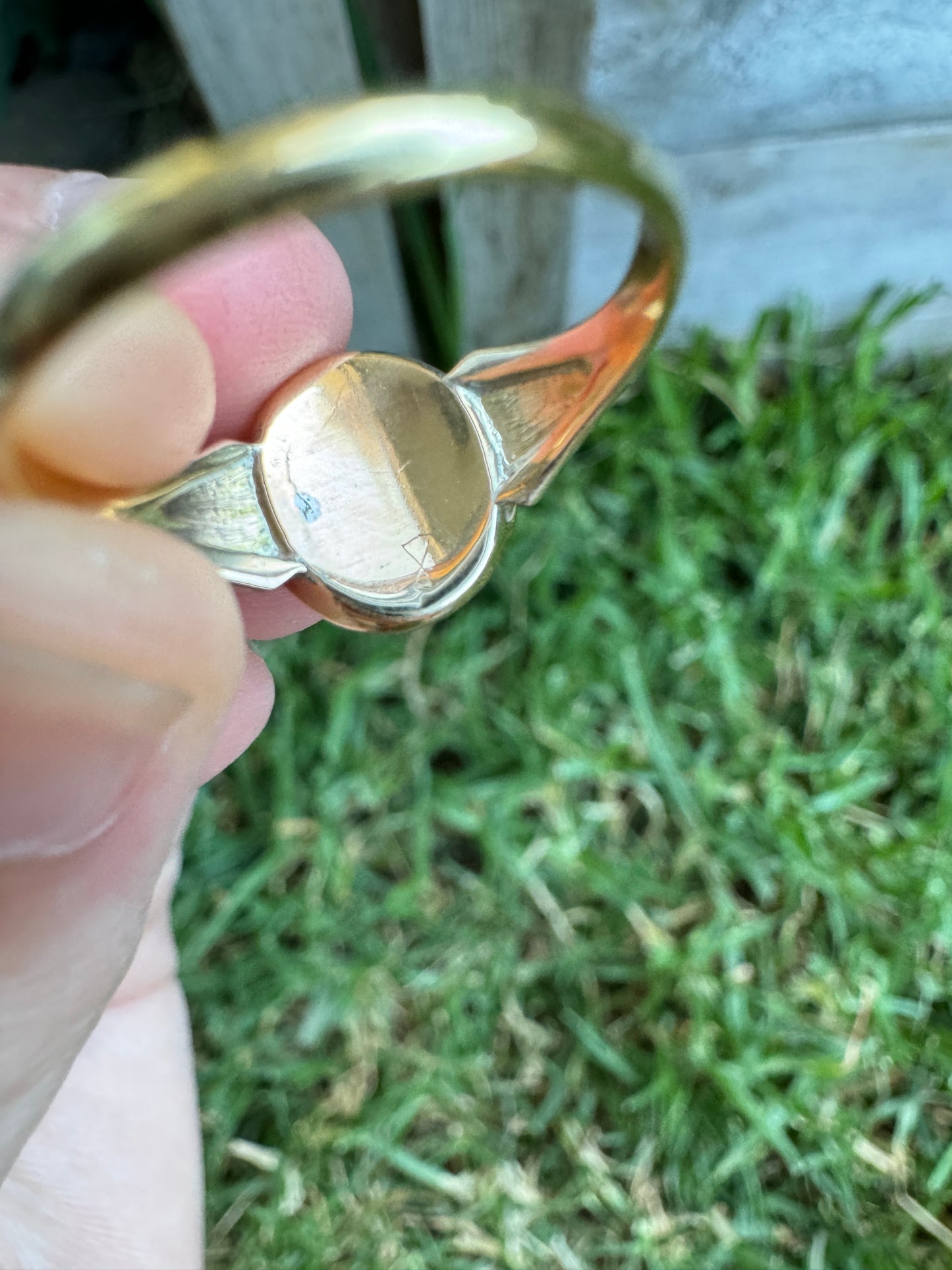 Vintage 18ct rosy yellow gold bezel set green spinel solitaire ring