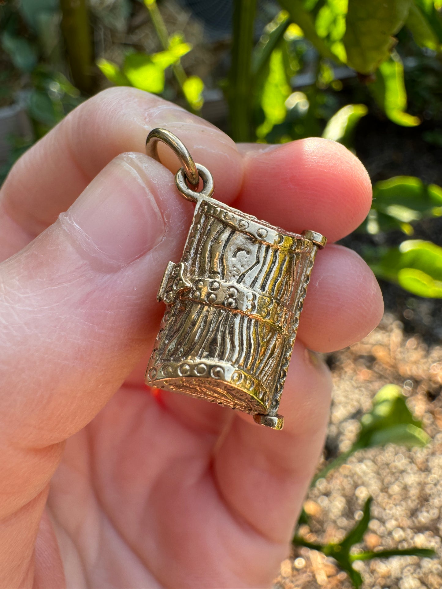 Vintage 9ct yellow gold opening treasure chest charm