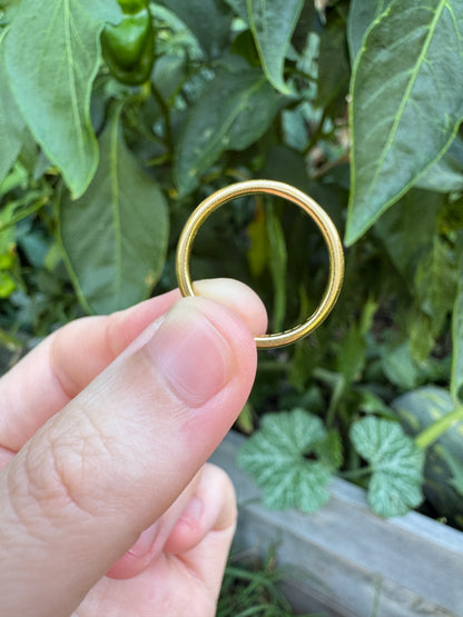Vintage English 22ct yellow gold band, 2.7mm wide