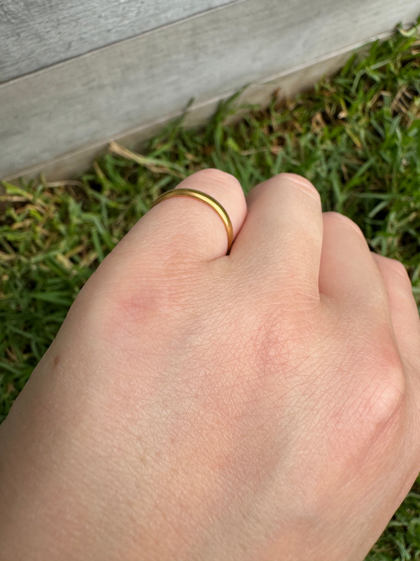 Vintage 22ct yellow gold band, 2.4mm wide, size I/4.25