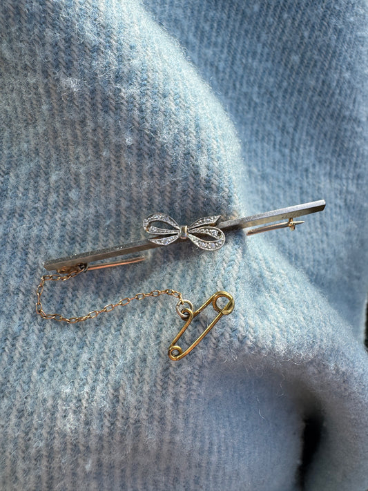 Vintage Art Deco 15ct yellow gold and platinum diamond bow bar brooch/chain extender with safety chain