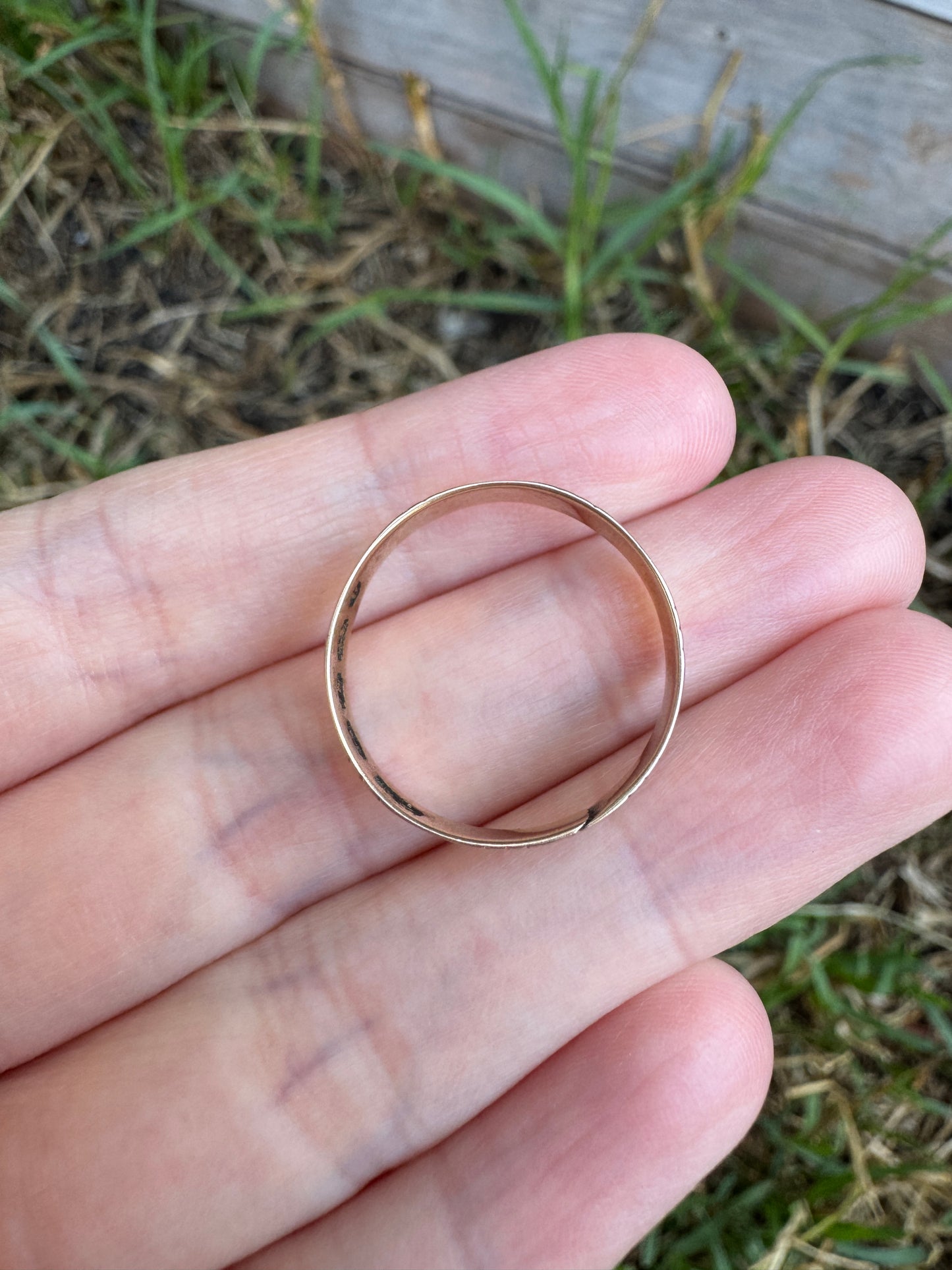 Antique Australian 12ct rosy yellow gold foliate pattern engraved band