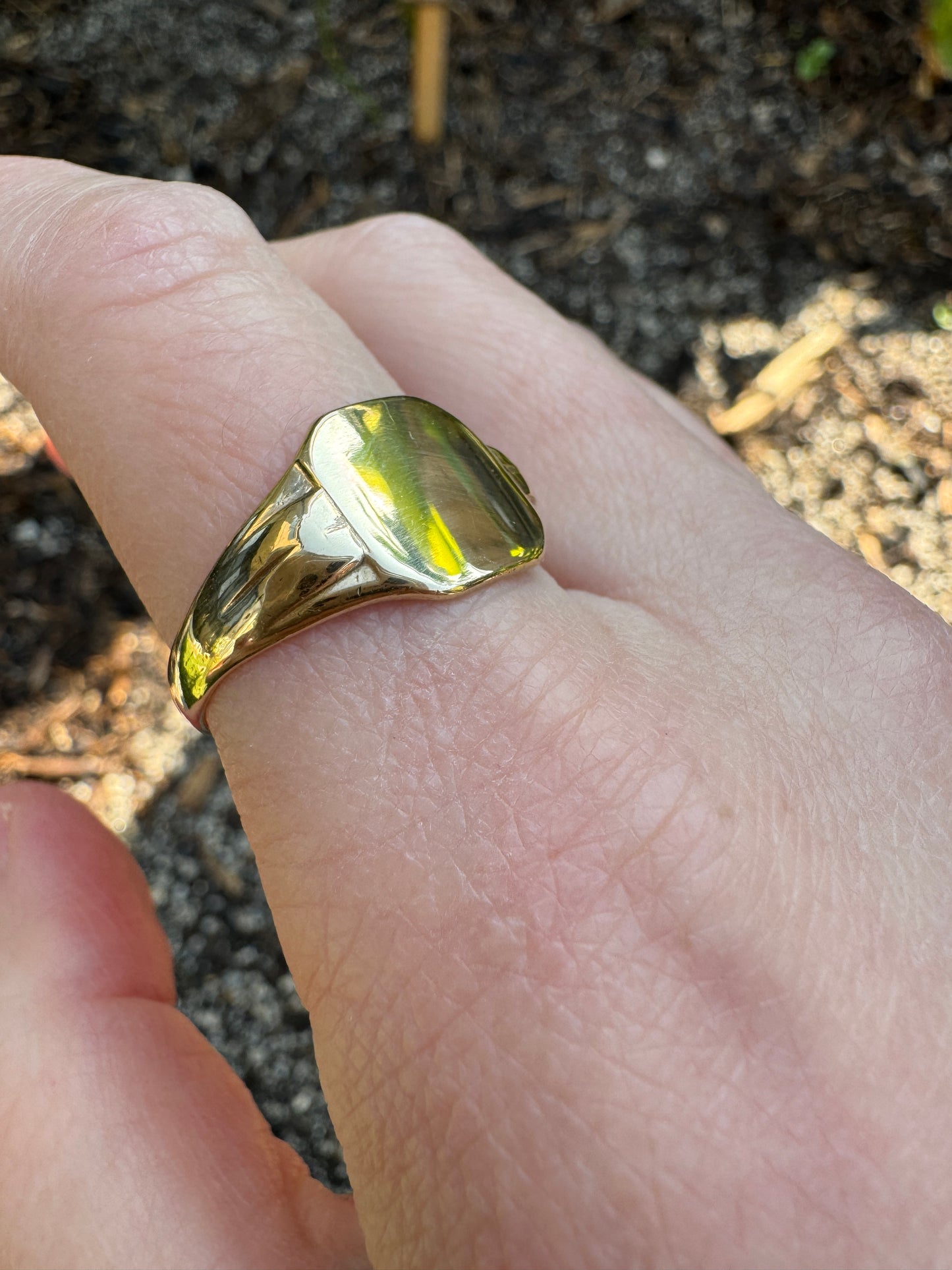 Vintage 9ct yellow gold square signet