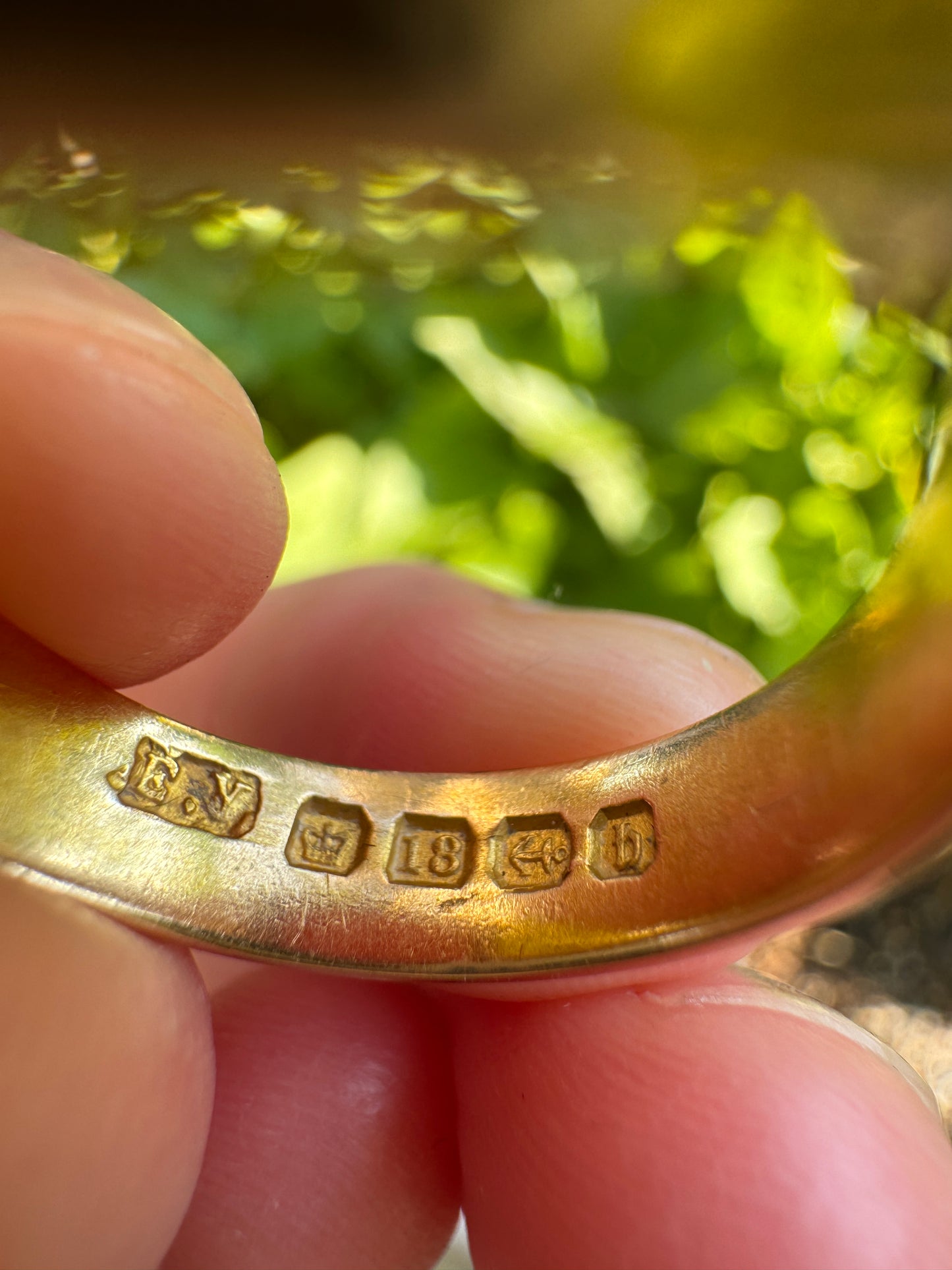 Antique 18ct yellow gold sardonyx shield signet ring