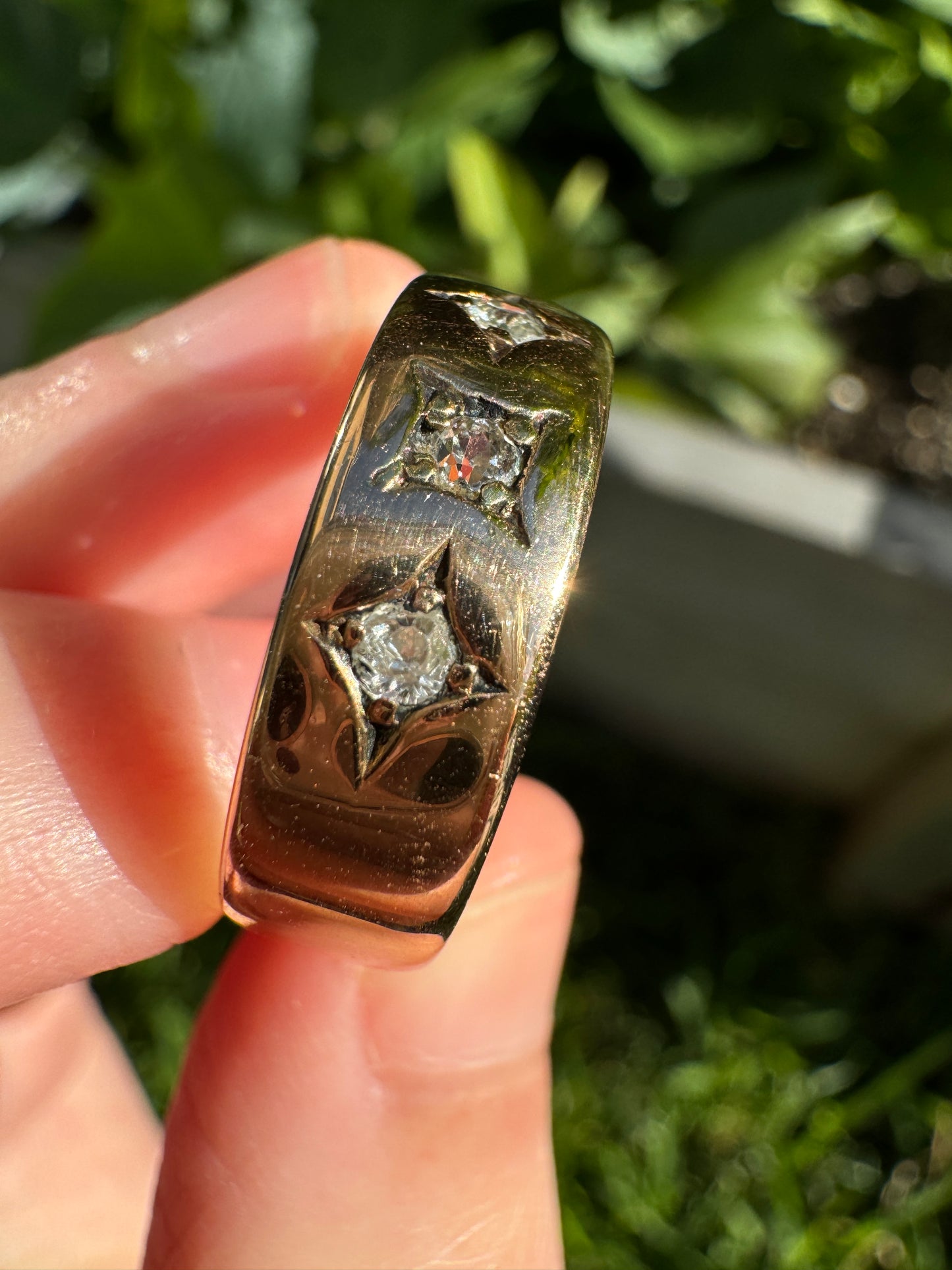 Vintage 18ct rosy yellow gold three stone old mine cut diamond gypsy ring