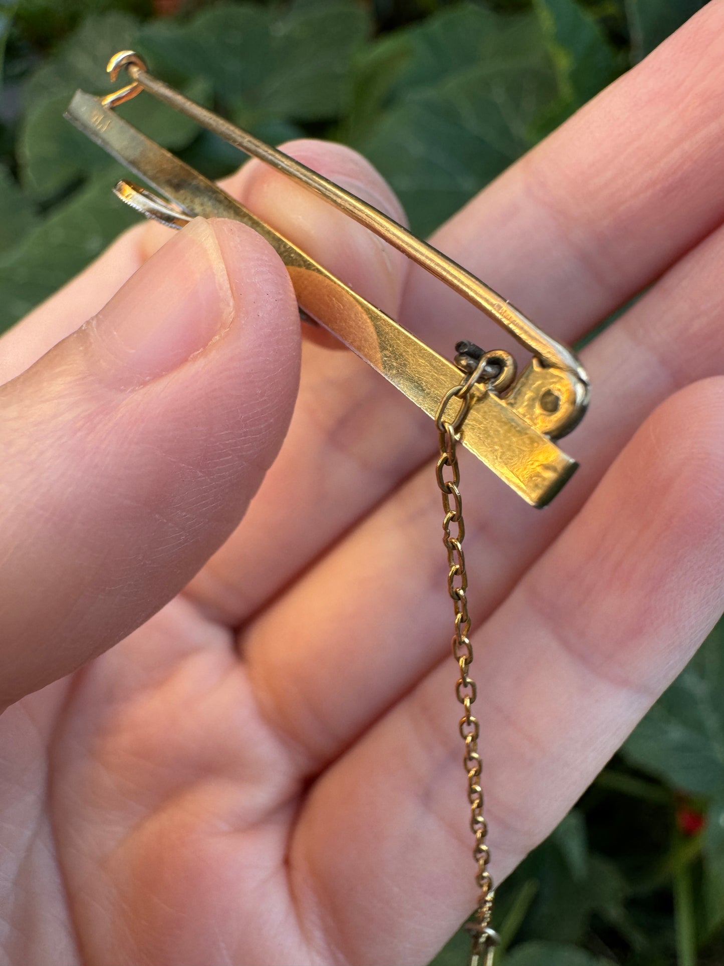 Vintage Art Deco 15ct yellow gold and platinum diamond bow bar brooch/chain extender with safety chain