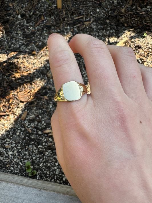 Vintage 9ct yellow gold square signet
