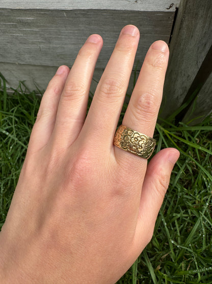 Vintage 9ct rosy yellow gold floral cigar band, 10.5mm wide