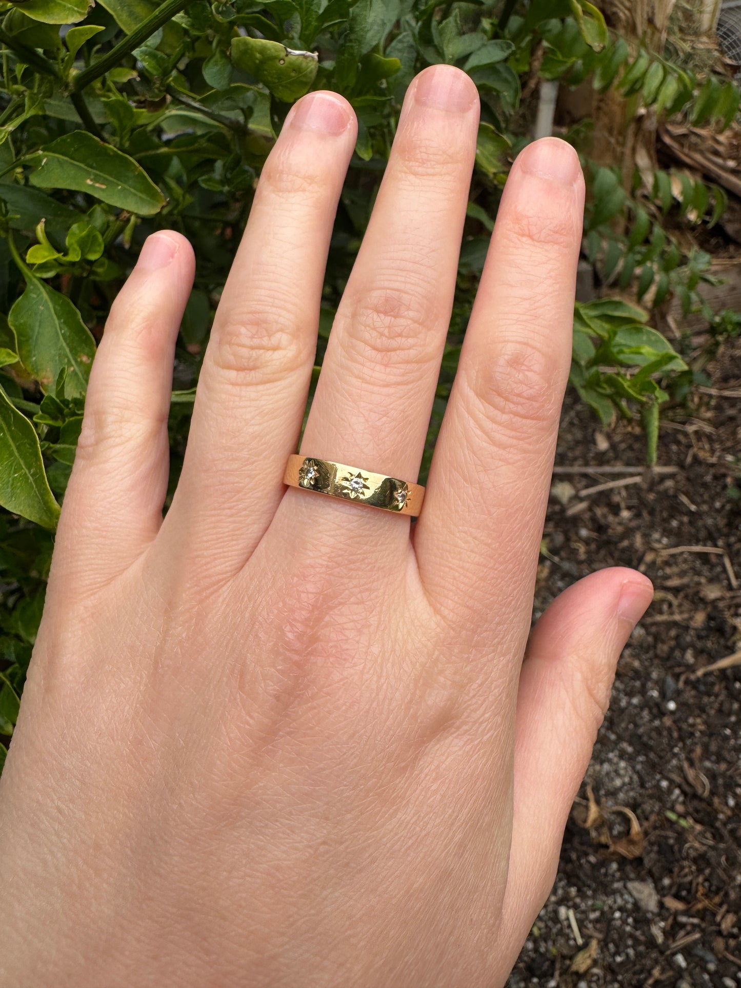 Vintage 18ct yellow gold three stone 0.1ct TCW round brilliant cut diamond starset gypsy ring