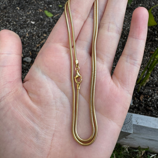 Vintage 9ct yellow gold 2mm wide snake chain, 44cm / 17.3 inches long