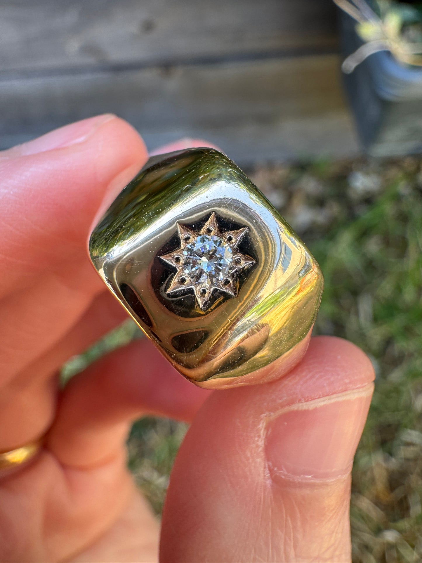 Vintage 9ct yellow gold 0.11ct round brilliant cut diamond starset signet ring