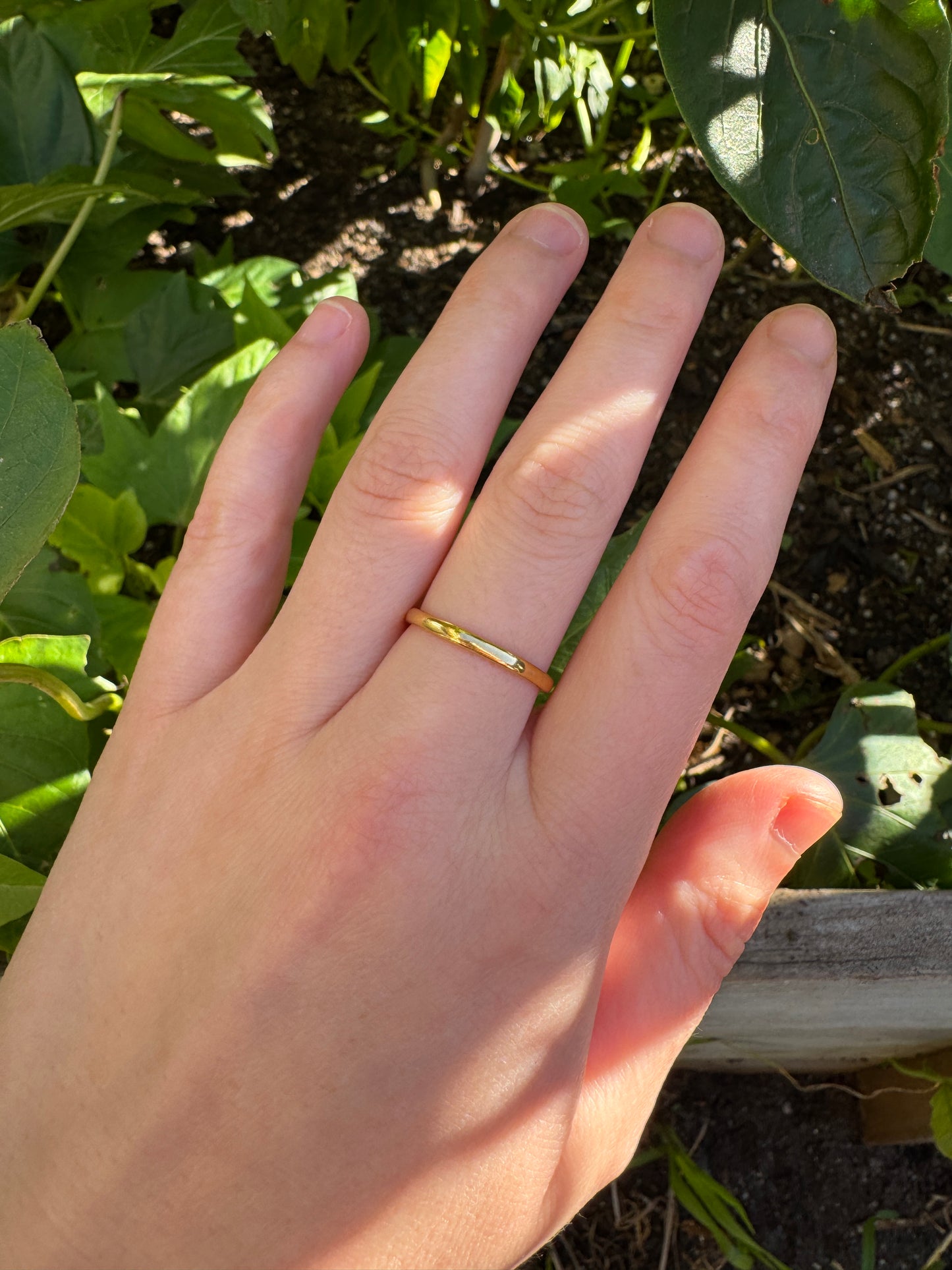 Vintage English 22ct yellow gold band, 2.1mm wide