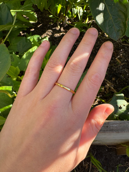 Vintage English 22ct yellow gold band, 2.1mm wide