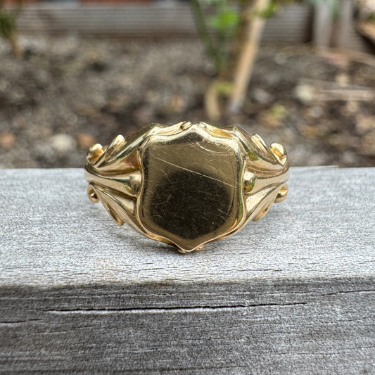 Antique Canadian 14ct yellow gold shield signet ring