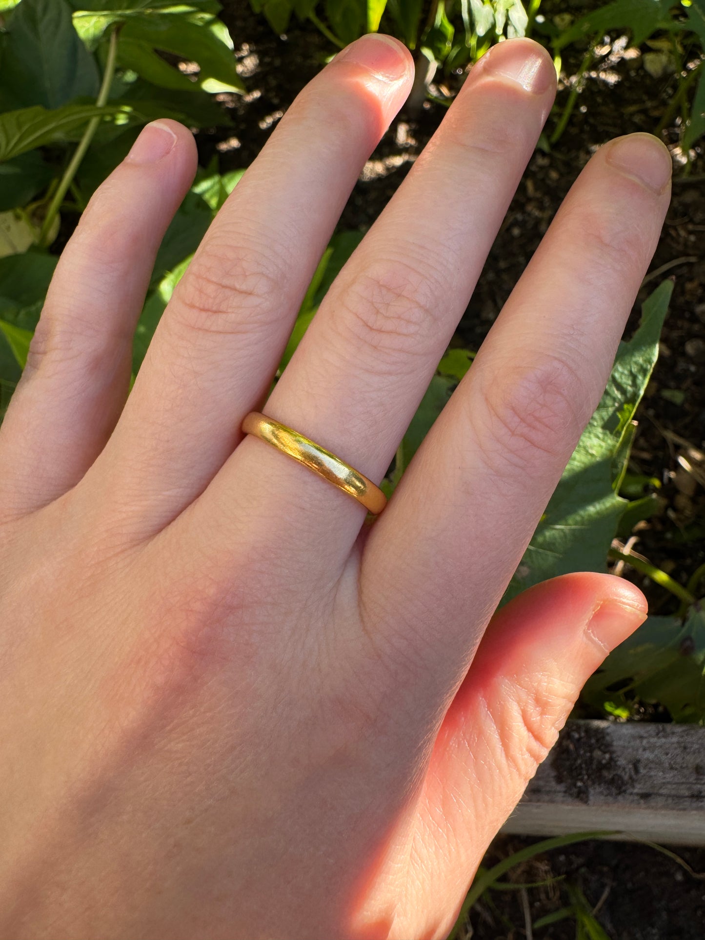 Antique English 22ct yellow gold band, 3mm wide