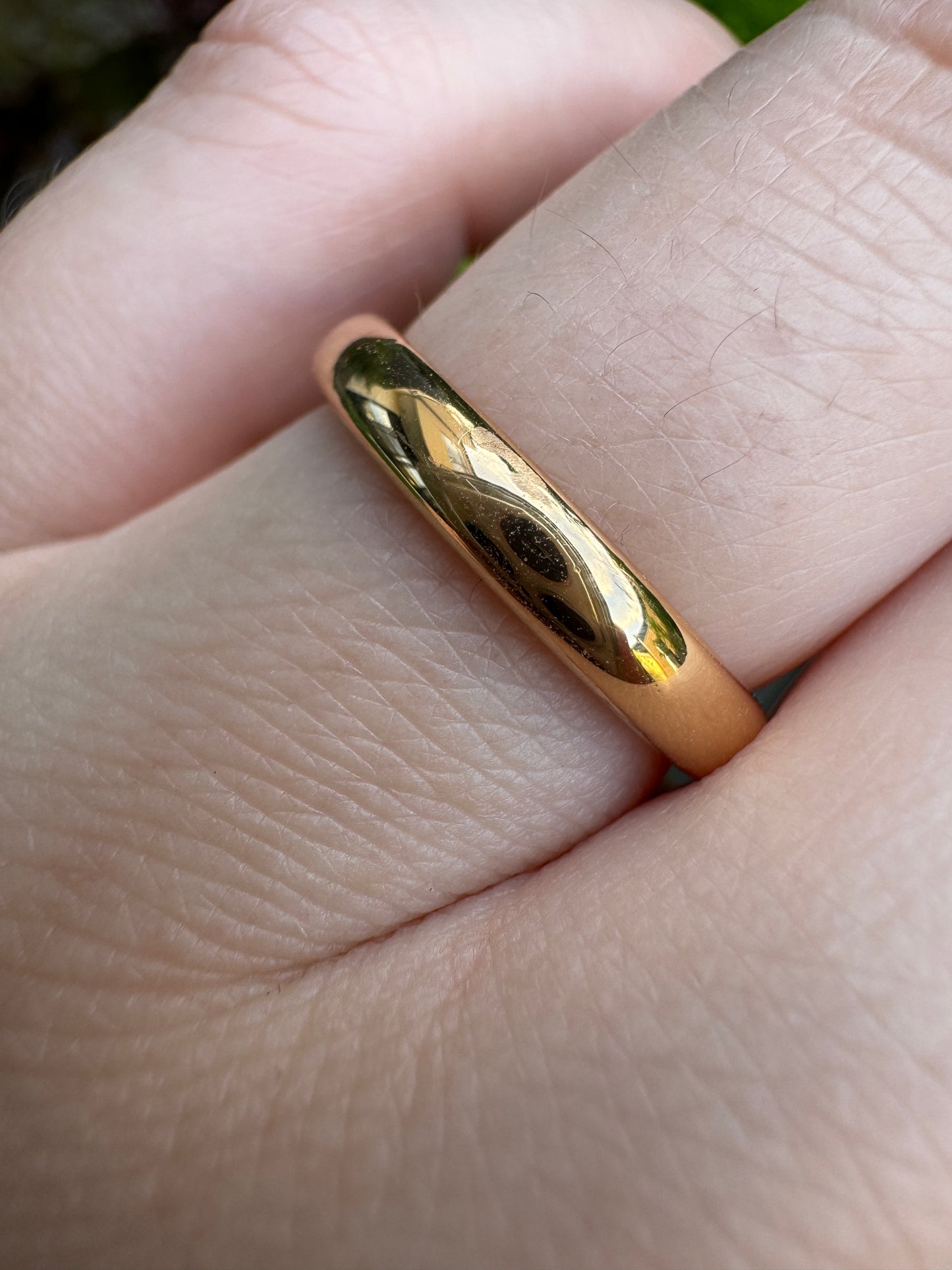 Vintage 22ct rosy yellow gold band, 2.5mm wide