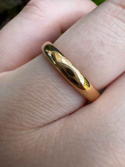 Vintage 22ct rosy yellow gold band, 2.5mm wide