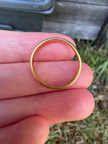 Vintage English 22ct yellow gold band, 2.4mm wide