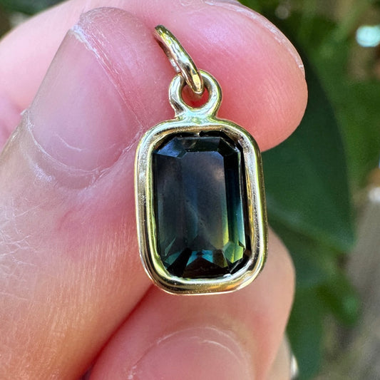 Custom handmade 9ct yellow gold 1.9ct Australian parti sapphire bezel set pendant