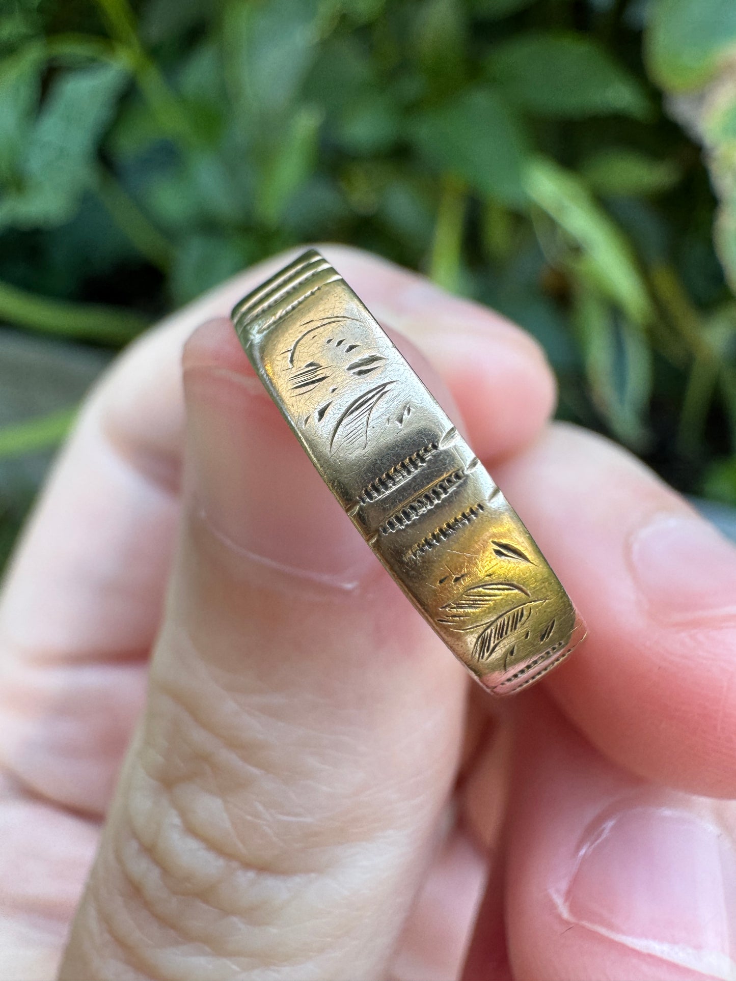 Antique Australian 12ct rosy yellow gold foliate pattern engraved band