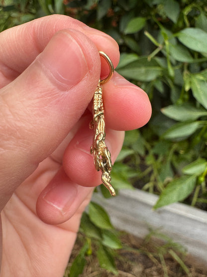 Vintage 9ct yellow gold crocodile with person charm