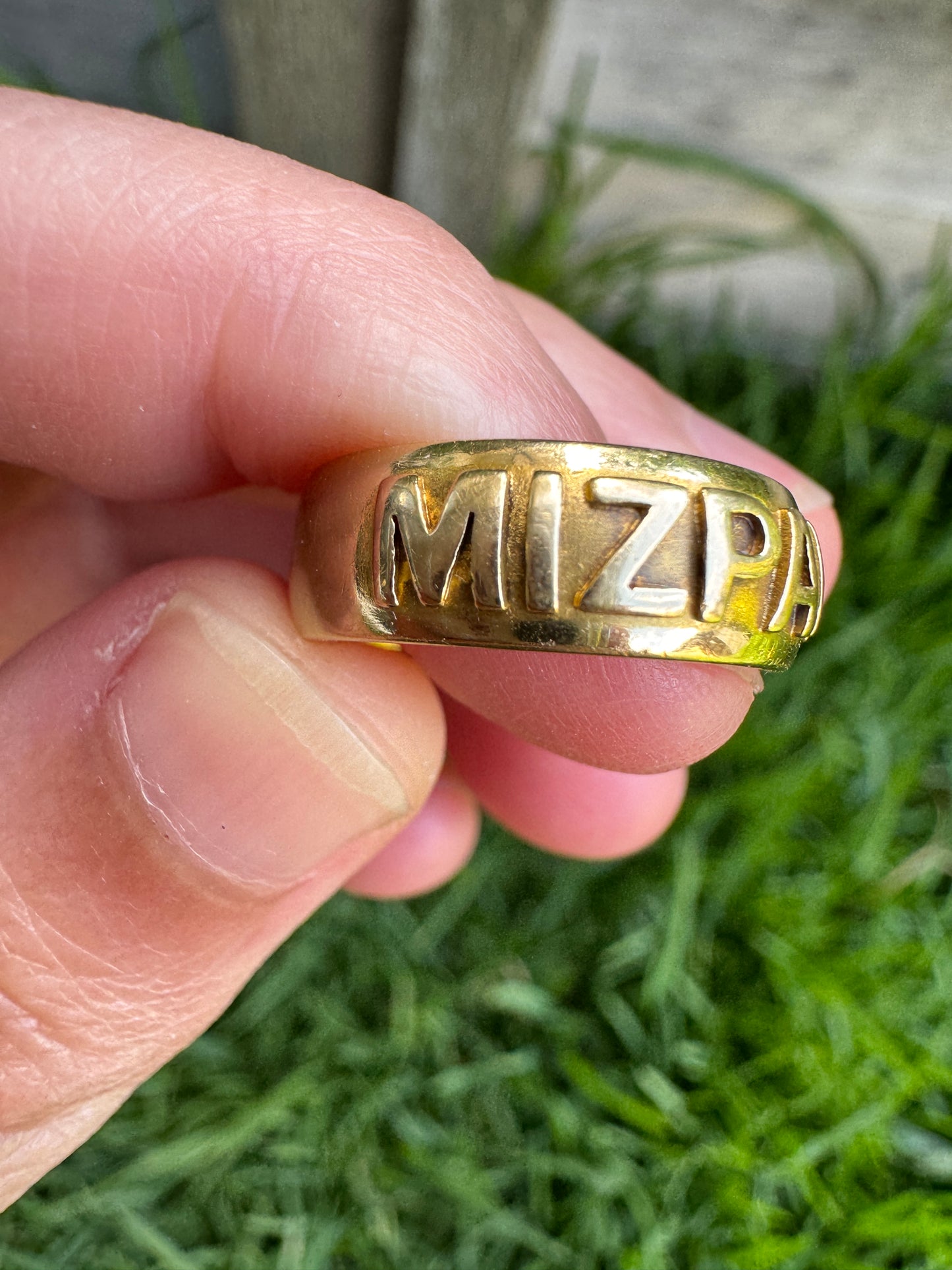 Antique 18ct yellow gold raised letter MIZPAH ring