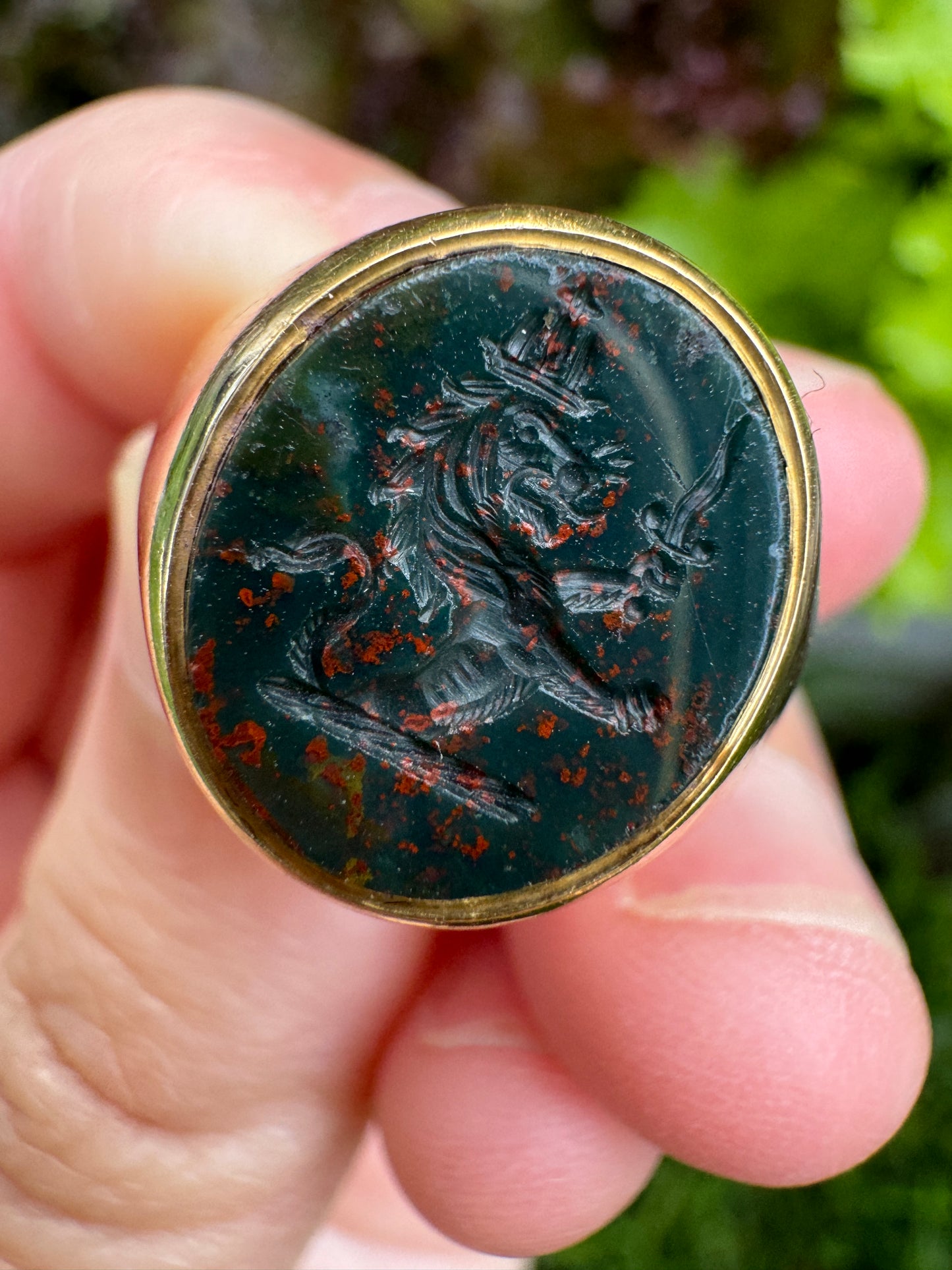 Vintage 18ct yellow gold bloodstone lion intaglio signet