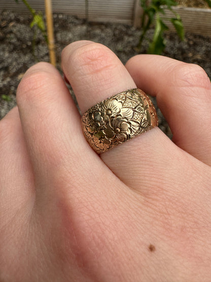 Vintage 9ct rosy yellow gold floral cigar band, 10.5mm wide
