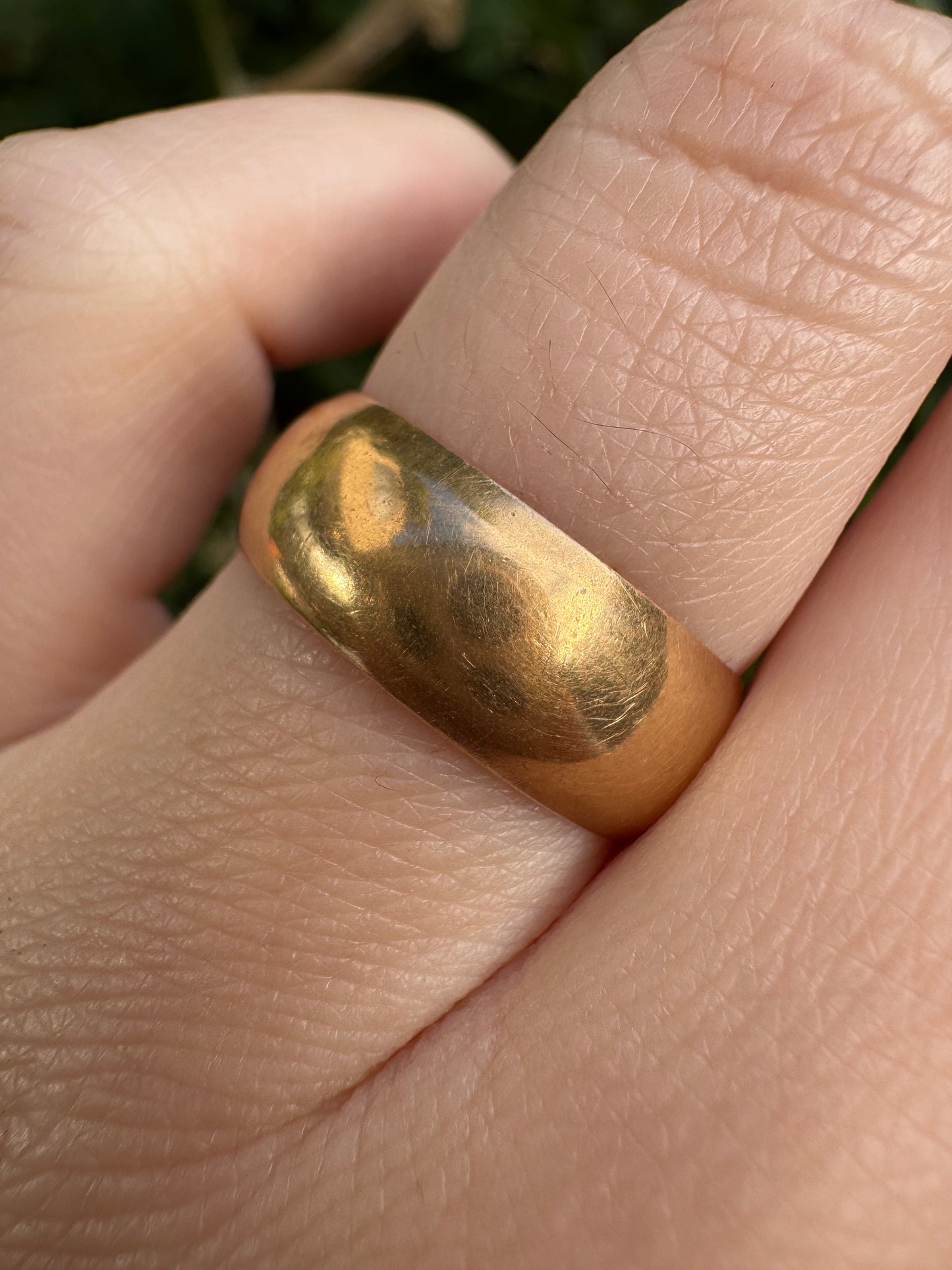 Antique 15ct yellow gold cigar band, 6.8mm wide