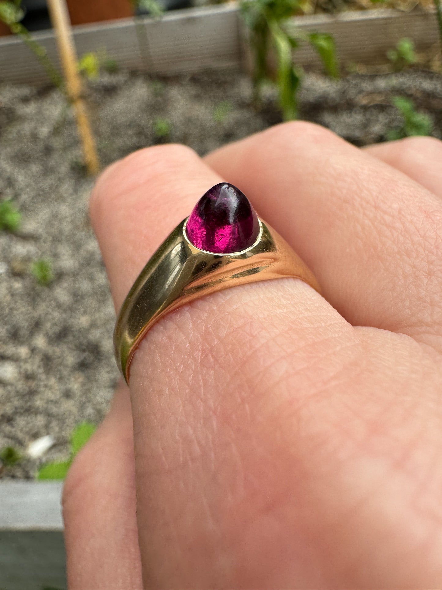 Vintage 14ct yellow gold garnet sugarloaf cabochon ring