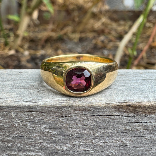 Antique English Edwardian 18ct yellow gold 0.76ct old cushion cut garnet gypsy ring