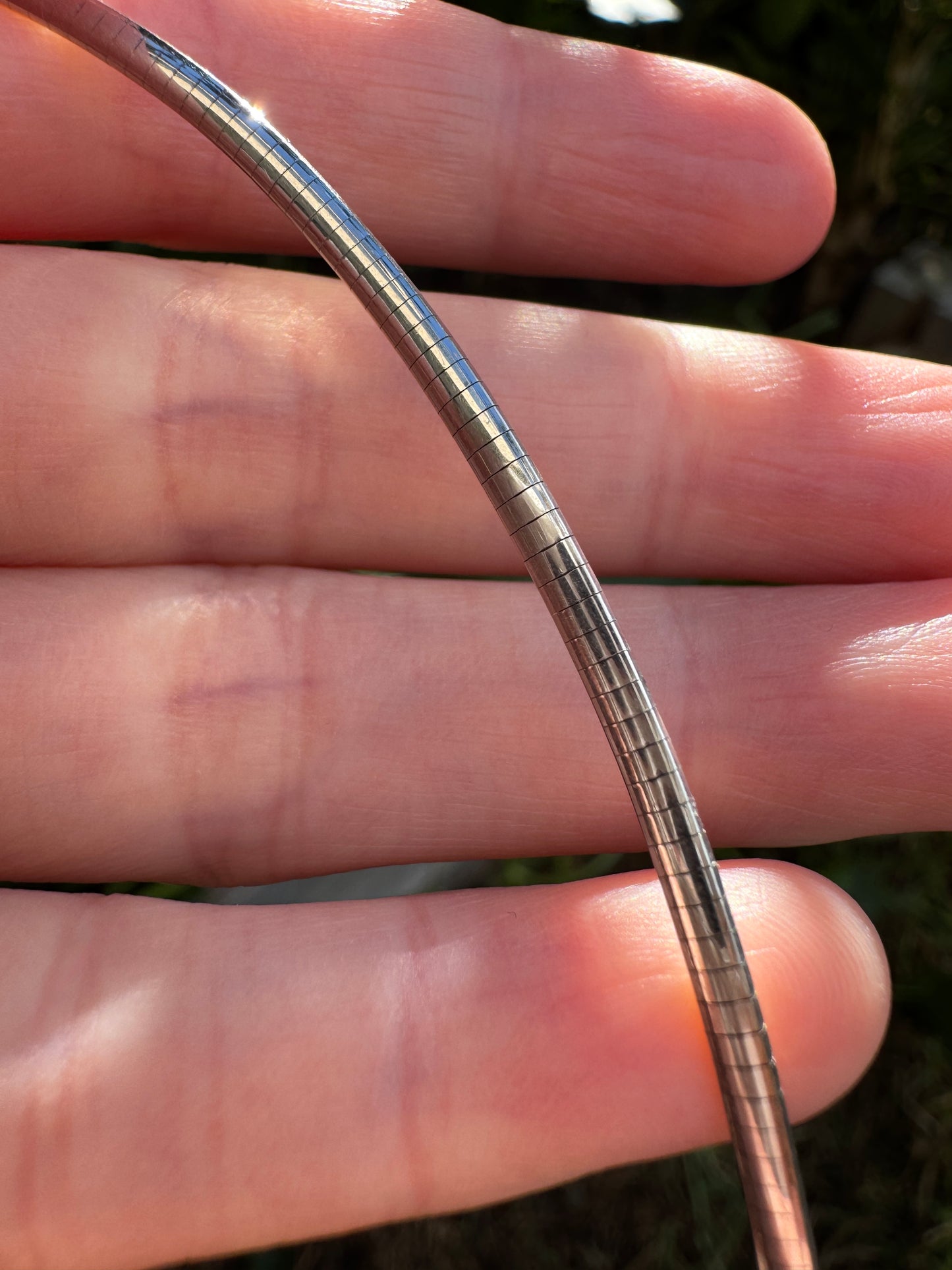 Vintage 9ct yellow gold and white gold reversible omega chain, 41.5cm / 16.34 inches