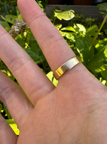 Antique 18ct yellow gold sardonyx shield signet ring