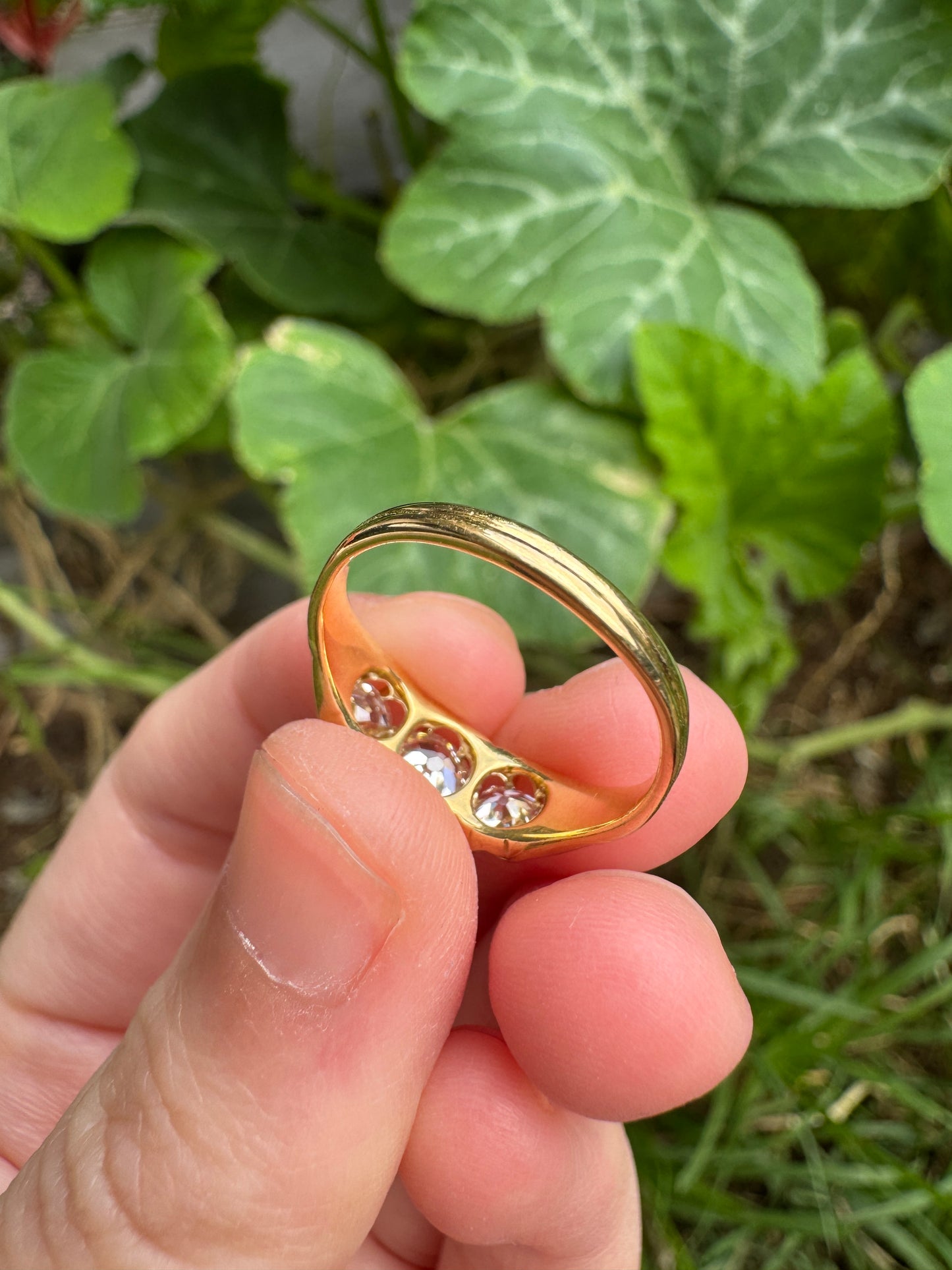 Antique 18ct yellow gold three stone 1.07ct TCW old mine cut diamond belcher ring